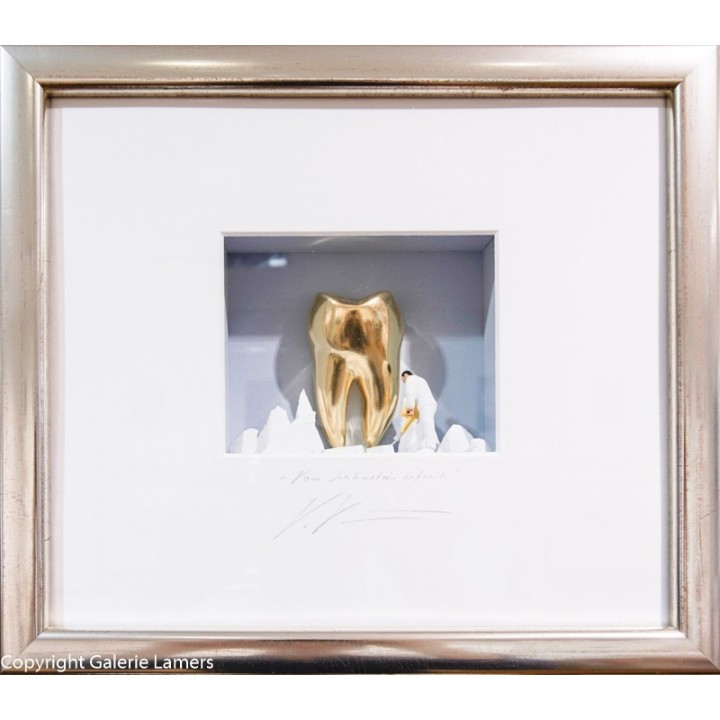 Volker Kühn "Vom Zahnstein befreit", Original 3D-Objekt im Rahmen